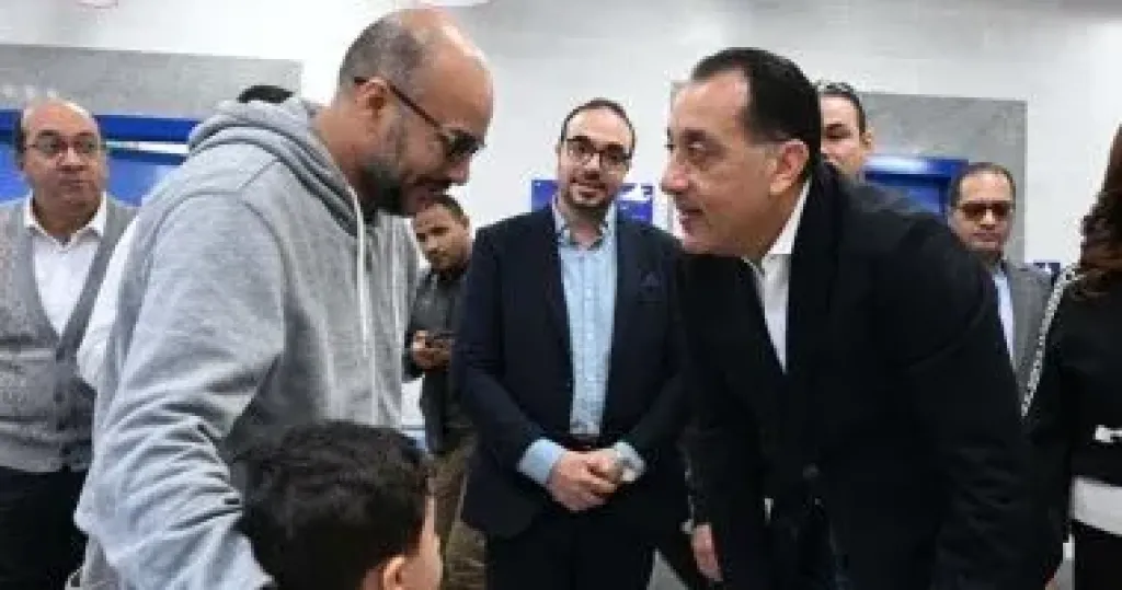 رئيس الوزراء يتحاور مع المواطنين بمركز طب الأسرة بطحانوب حول الخدمات المقدمة