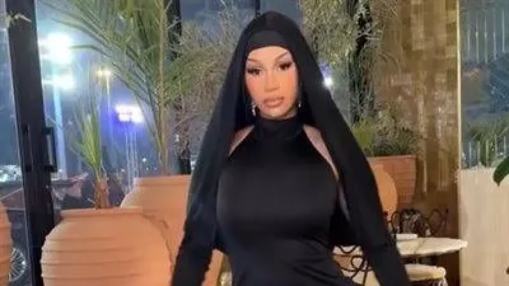 كاردي بي تطلب من جمهورها التوسل إليها لتعود لأمريكا