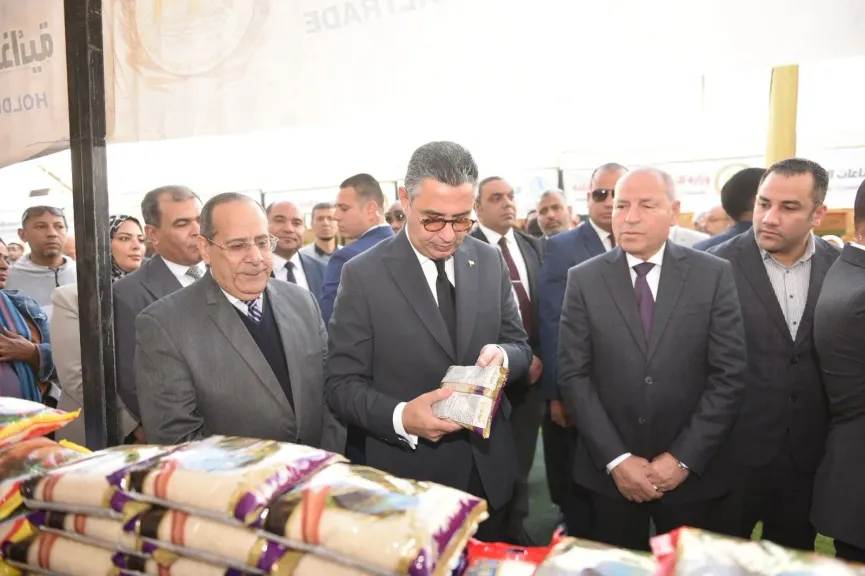 وزير التموين ومحافظ القاهرة يفتتحان سوق ”اليوم الواحد” بالمرج لتوفير السلع بأسعار مخفضة
