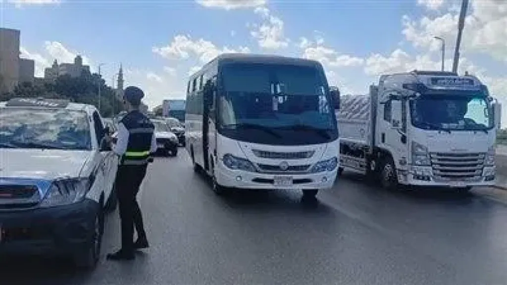 تحرير 876 مخالفة لعدم تركيب الملصق ورفع 41 سيارة ودراجة نارية متروكة