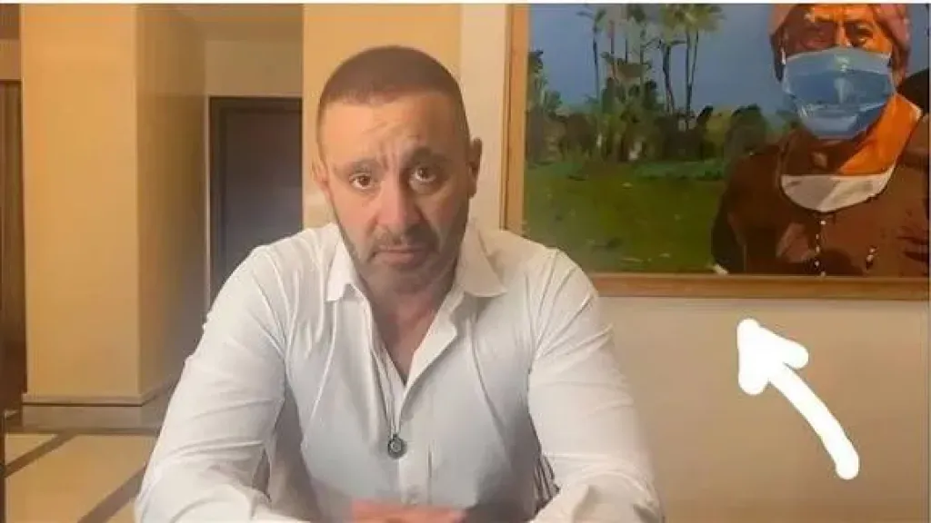 أول تعليق لرسام ”المليجي بالكمامة” على ظهور اللوحة خلف أحمد السقا