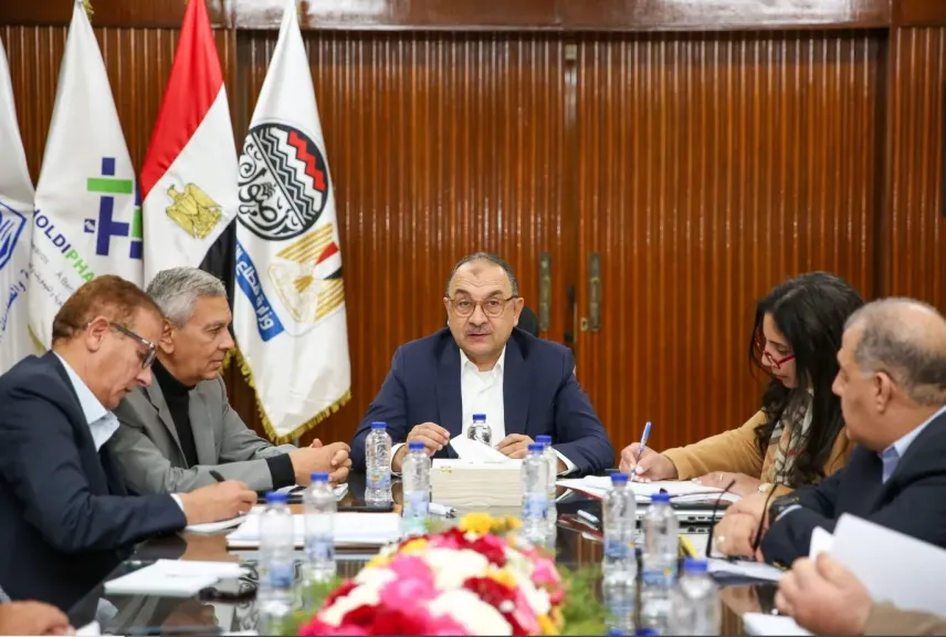 وزير قطاع الأعمال العام يستعرض مؤشرات الأداء ومشروعات ”القابضة للأدوية”