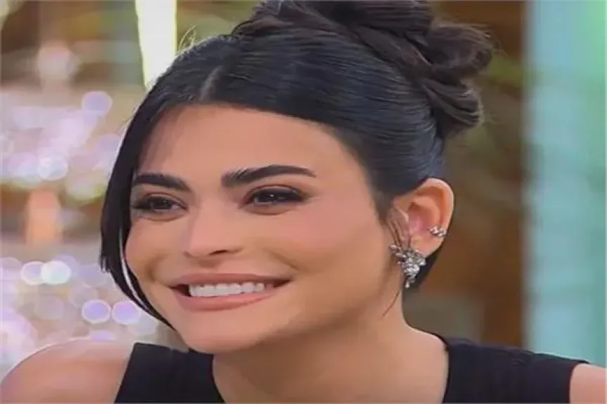 على طريقة ”سمير وشهير وبهير”.. أسماء جلال تروج لأغنيتها مع تامر حسني