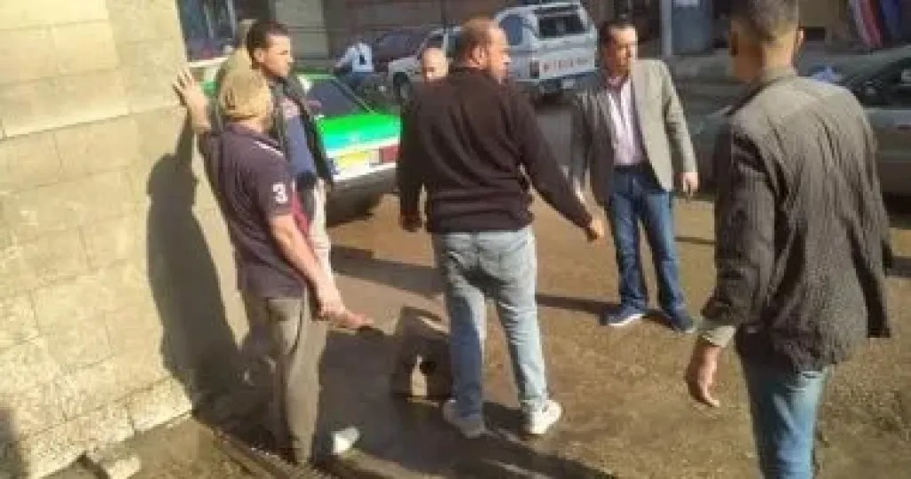 ضبط محطة وقود تسكب مياه مغسلة السيارات في الطريق العام بالمنوفية