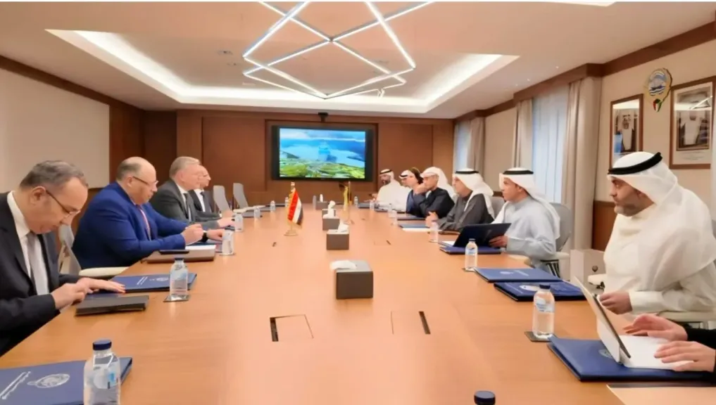 وزير البترول يبحث مع وزير الكهرباء والماء ورئيس هيئة الاستثمار الكويتية تعزيز الاستثمارات المشتركة