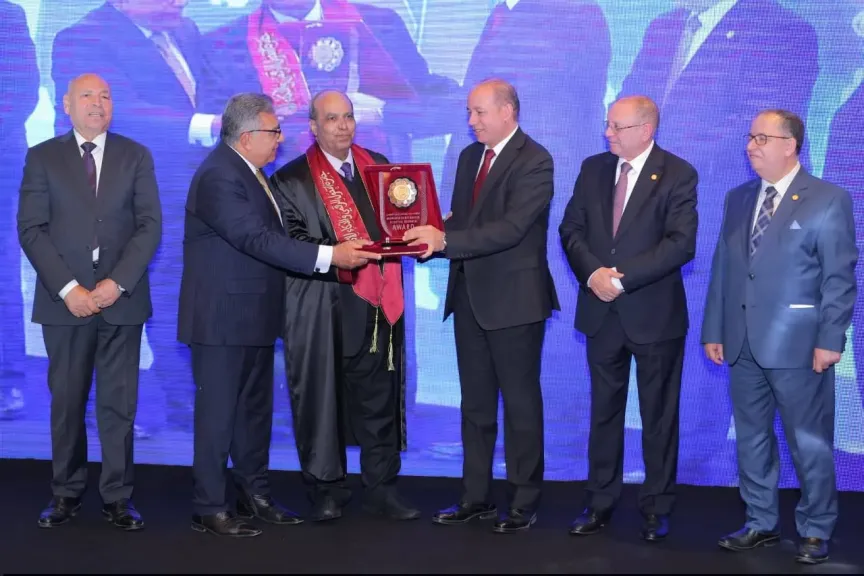 المنشاوي يهنئ أستاذ كلية الهندسة بجامعة أسيوط لفوزه بجائزة الدكتور محمد ربيع