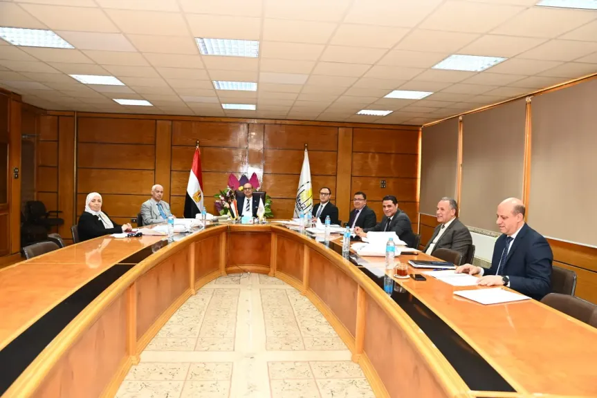 الدكتور المنشاوي يرأس اجتماع لجنة الوظائف القيادية بجامعة أسيوط