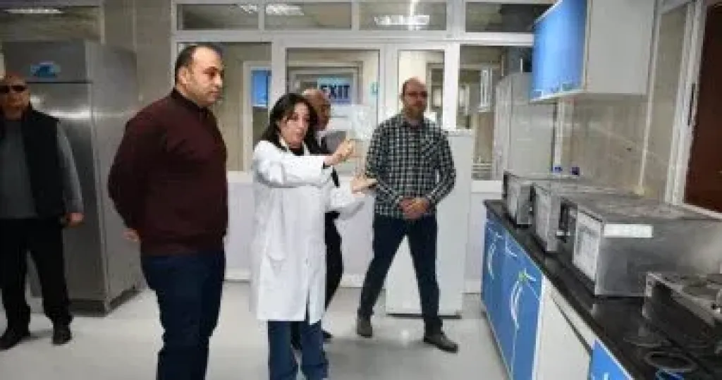 رئيس مياه الشرب والصرف الصحى بالجيزة يجرى جولة تفقدية بعدد من المواقع