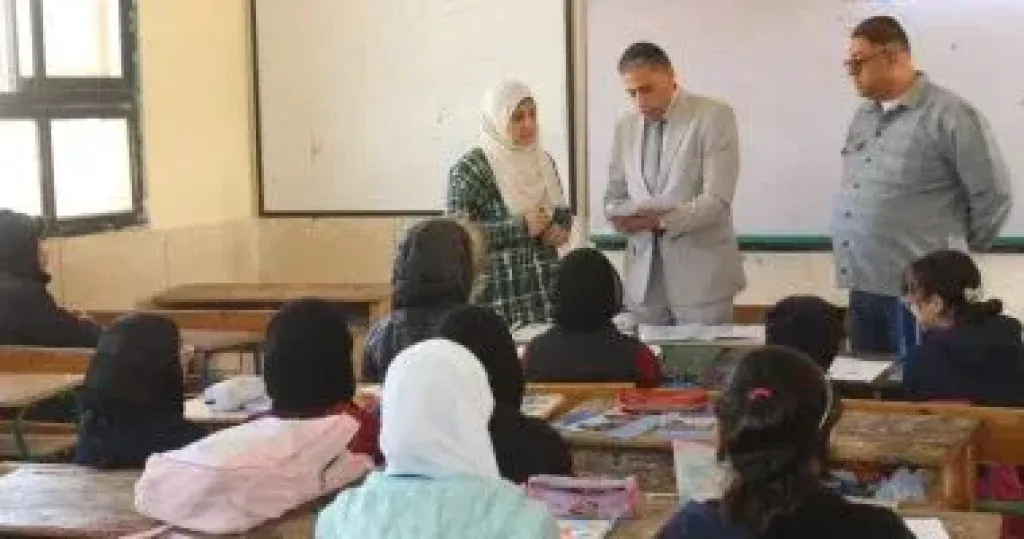 وكيل وزارة التعليم بالجيزة يتابع انتظام الدراسة بمدارس أكتوبر والشيخ زايد