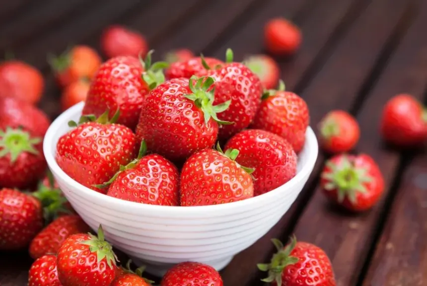 تعرف علي فوائد وأضرار تناول الفراولة يومياً