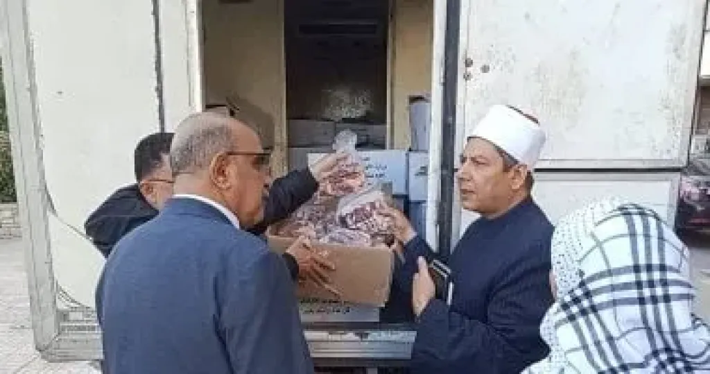 وزارة الأوقاف توزع طنين من لحوم صكوك الأضاحي على الأسر الأولى بالرعاية