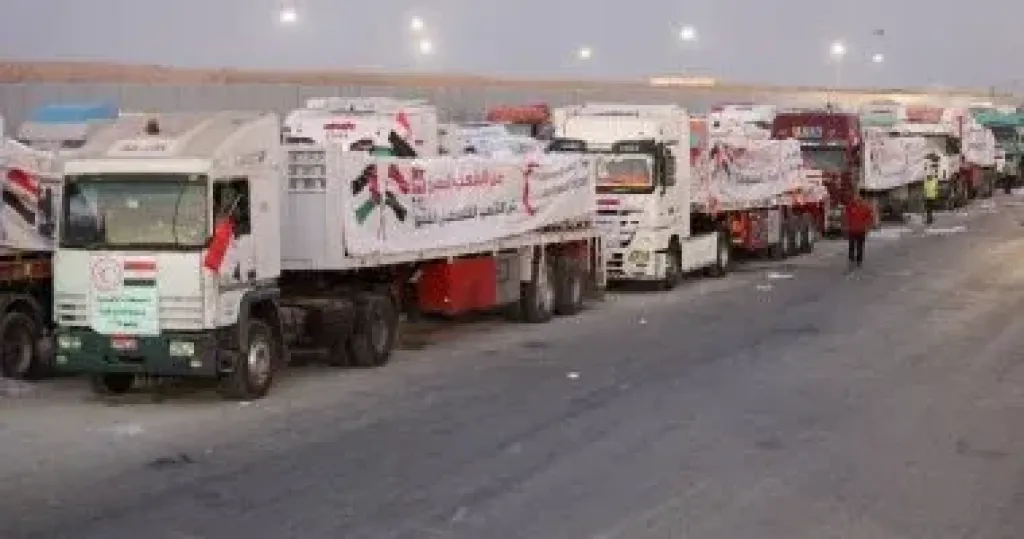 قافلة المساعدات الـ94 تدخل إلى الفلسطينيين بقطاع غزة
