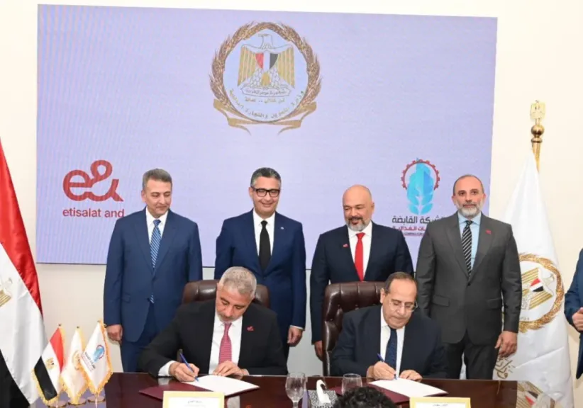 فاروق يشهد توقيع بروتوكول تعاون بين «القابضة للصناعات الغذائية» و«إي آند مصر» لتطوير المجمعات الاستهلاكية