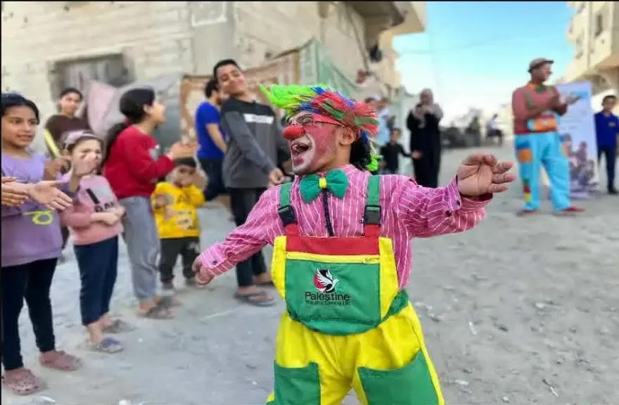 «بلياتشو غزة».. حكاية إنسان يبتسم في وجه الموت من أجل الأطفال