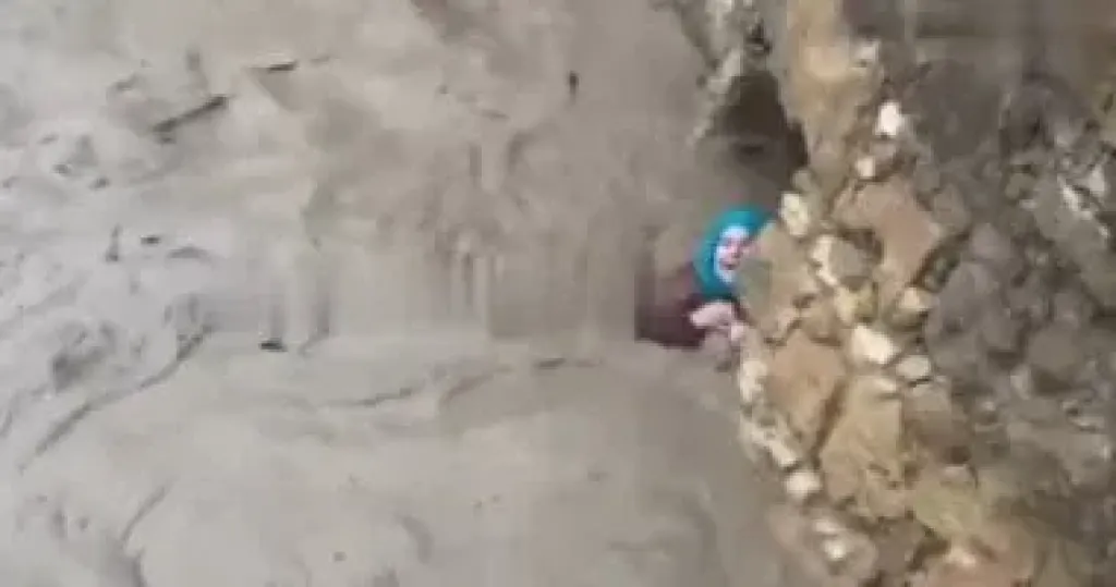 سيدة مُسنة تحاصرها مياه الفيضانات فى أسفى بالمغرب