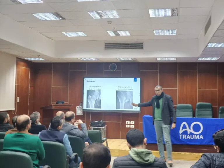 مستشفى الإصابات بجامعة أسيوط ينظم دورة تدريبية متقدمة حول علاج كسور عنق