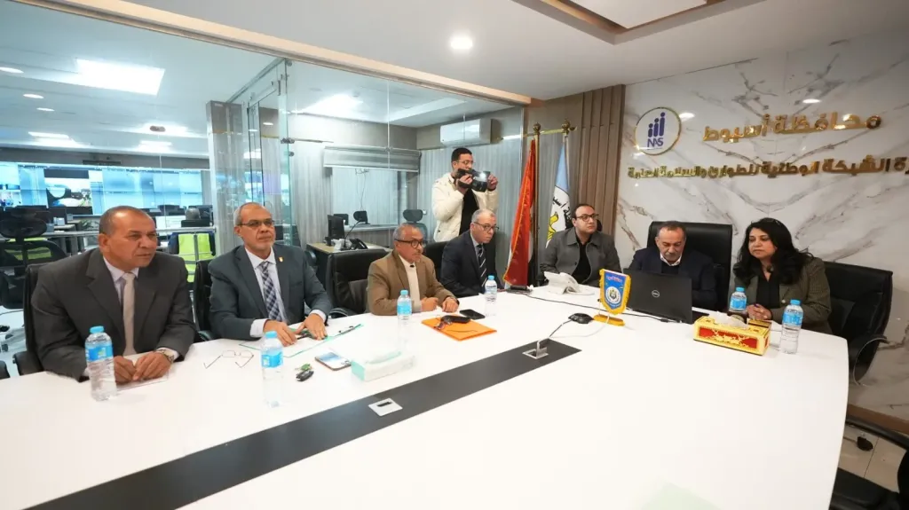 محافظ أسيوط يبحث مع شركة هندية عبر الفيديو كونفرانس إدخال تكنولوجيا