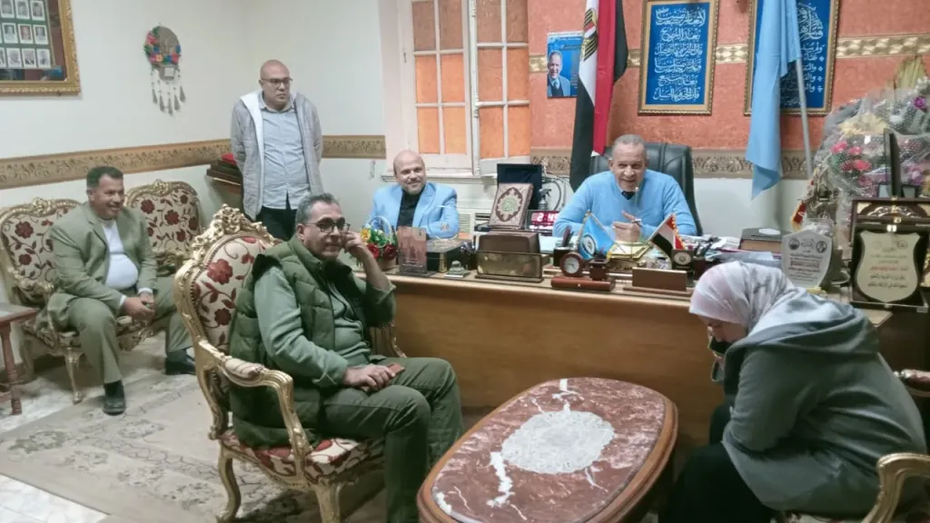 مدير تعليم أسيوط يلتقى المرشحين بمبادرة ”مشروعى مميز ” لدعم العملية التعليمية