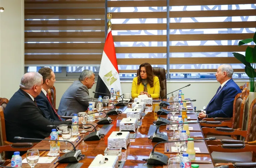 وزيرة التنمية المحلية تستقبل أعضاء لجنة الطاقة والبيئة والقوى العاملة بمجلس الشيوخ|صور