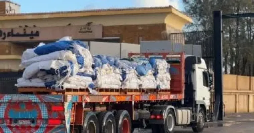 الهلال الأحمر يعزز دعم غزة بإمدادات شتوية وغذائية وطبية عبر قافلة زاد العزة