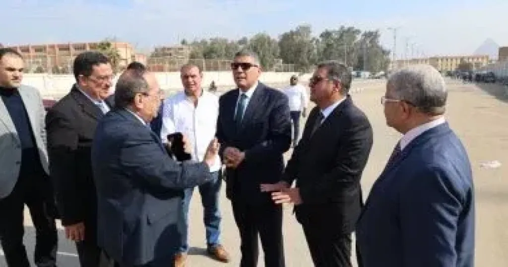 محافظ الجيزة يعاين الموقع المقترح لإقامة سوق اليوم الواحد بهضبة الأهرام