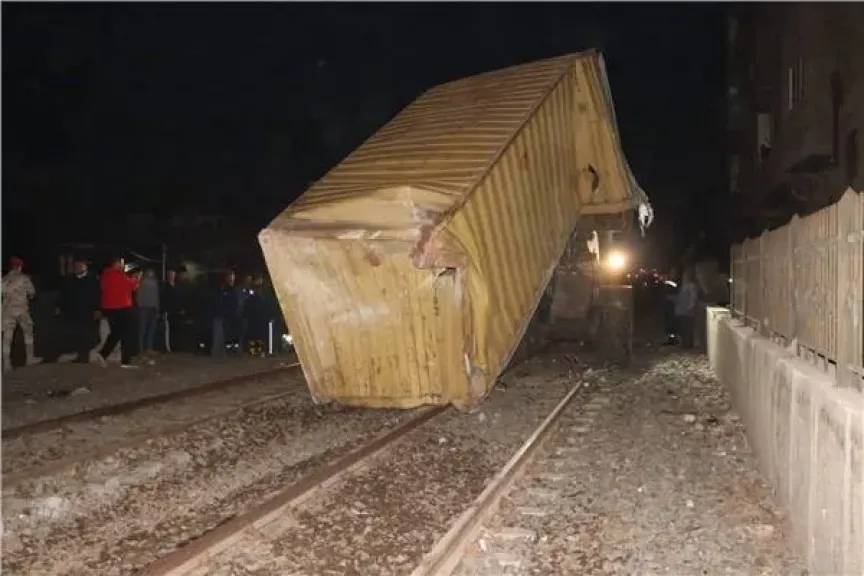 ونش عملاق يتدخل لرفع حاويات قطار بضائع سقطت فجأة بطوخ