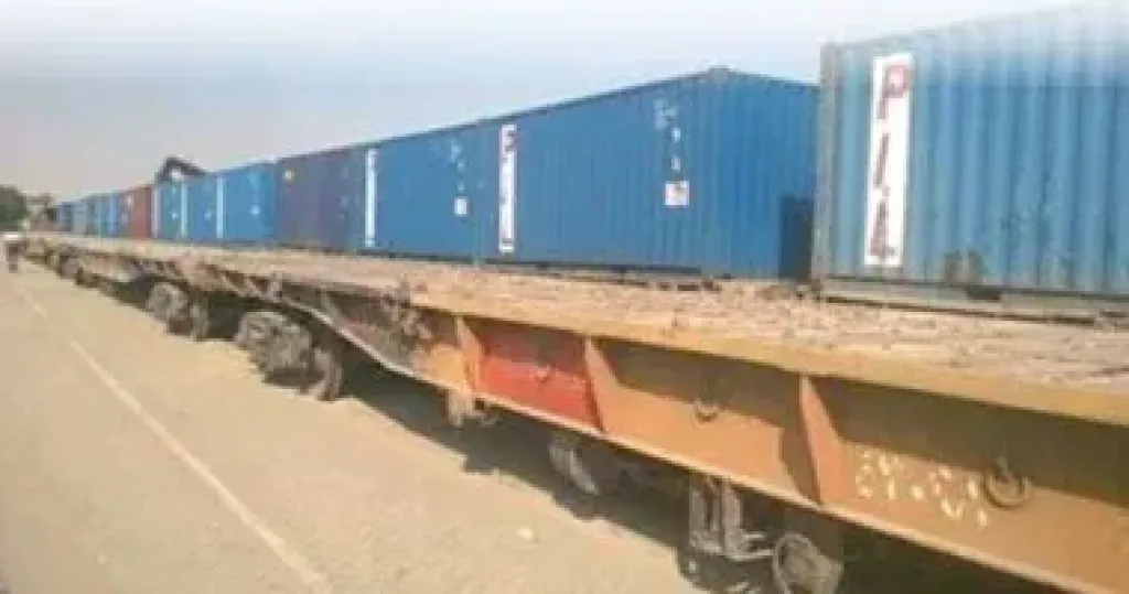 السكة الحديد: استمرار اصلاح تلفيات حادث سقوط الحاويات قرب طوخ