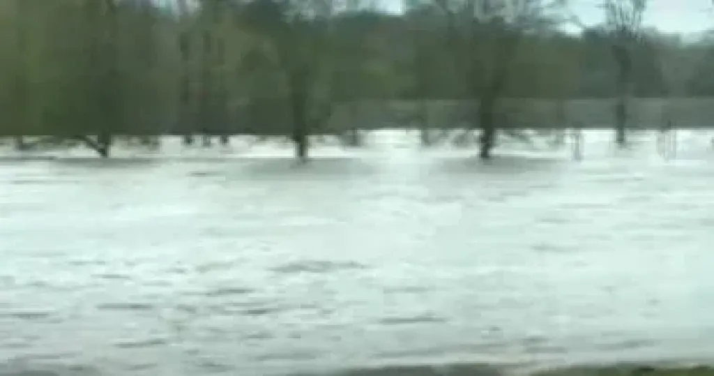 أمريكا: فرق الطوارئ تدعم سدا ترابيا جنوب سياتل بعد انهيار جزئى