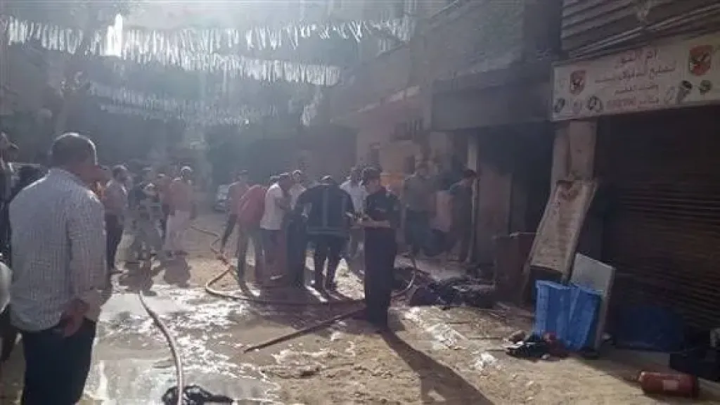 المعمل الجنائي يعاين حريق محل بالعمرانية