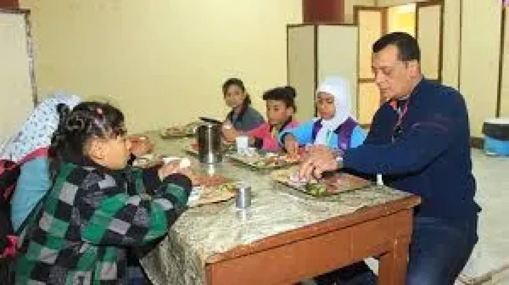 مدير تعليم سوهاج يتناول وجبة الإفطار مع طالبات مدرسة الأمل للصم