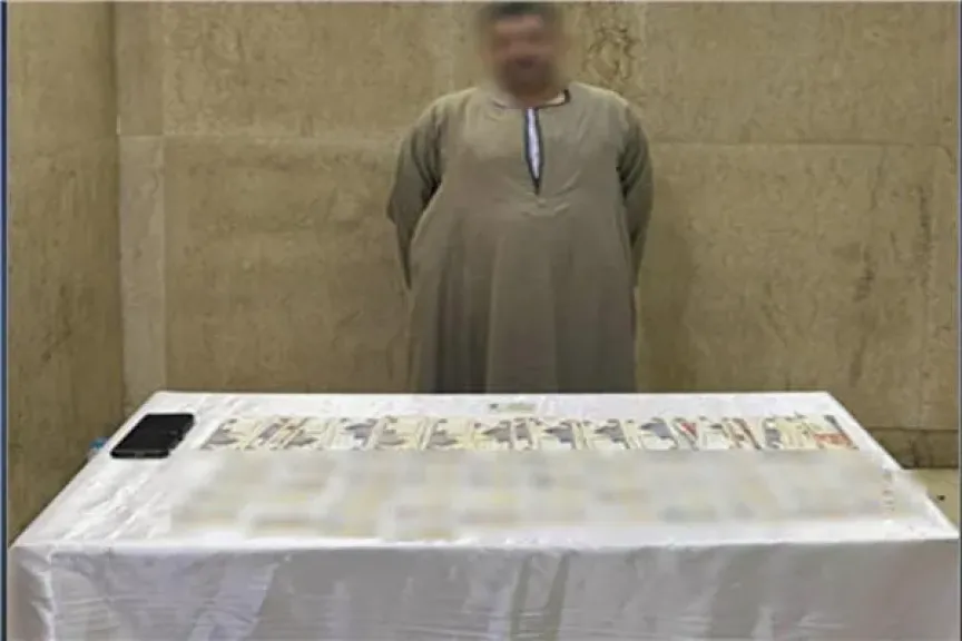 ضبط شخص بحوزته عدد من البطاقات الشخصية لناخبين ومبالغ مالي