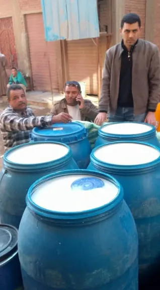 ضبط 2600لتر لبن فرز و65جركن بديل كيماوي مجهول المصدر ببنى سويف