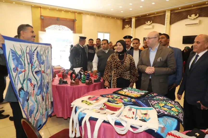 محافظ بني سويف يتفقد معرض الأسر المُنتجة ضمن مشروعات التمكين الاقتصادي بالتضامن الاجتماعي
