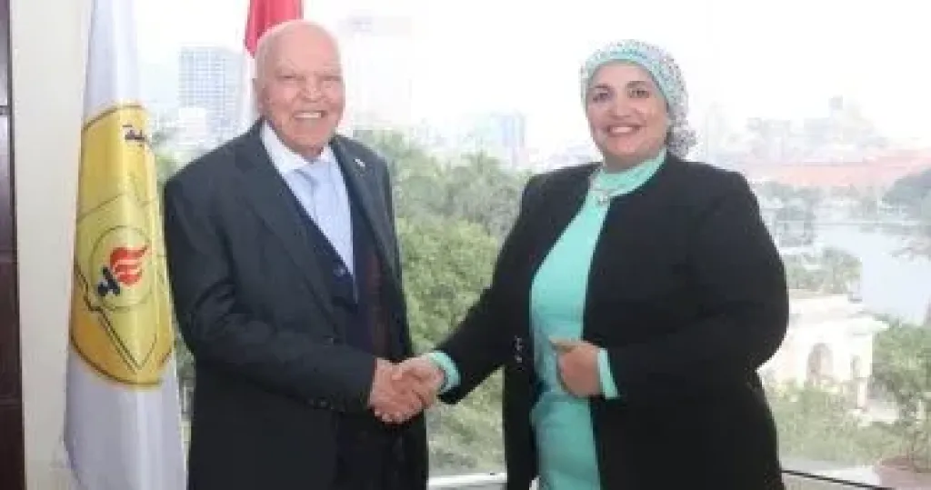 نقيب المعلمين يبحث مع مدير عام إدارة عين شمس التعليمية دعم مبادرة ”المربى الفاضل”