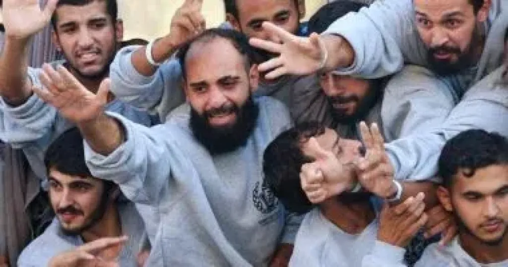 إسرائيل تفرج عن 12 أسيرا من سكان قطاع غزة