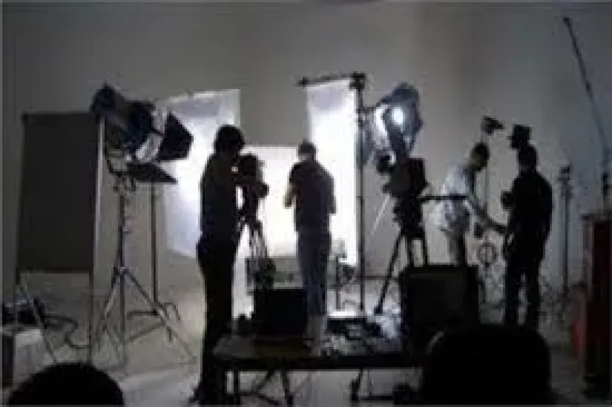 ضبط مكتب كاستينج بدون ترخيص لاستقطاب الفتيات لتصوير مقاطع فيديو بالعجوزة