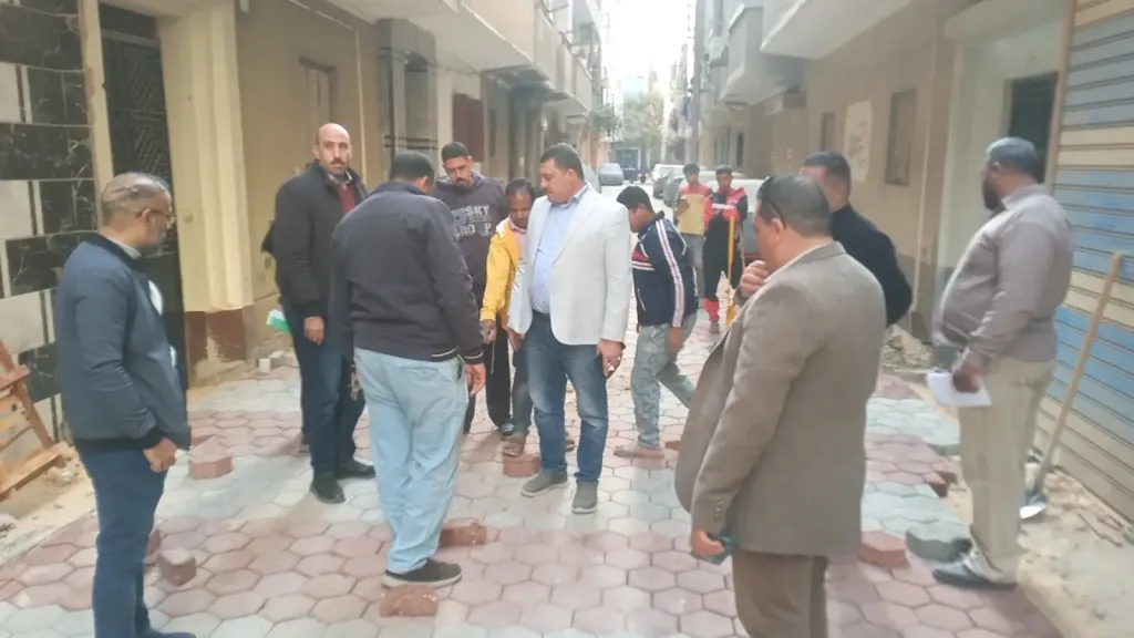 محافظ أسيوط يتابع أعمال تركيب بلاط الإنترلوك بشوارع وحارات مدينة القوصية