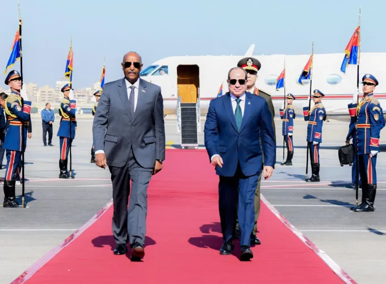 تفاصيل استقبال ومباحثات الرئيس السيسي ورئيس مجلس السيادة الانتقالي السوداني|صور