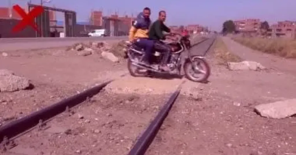 النقل تناشد المواطنين عدم إقامة أو استخدام معابر غير شرعية على قضبان السكك الحديدية