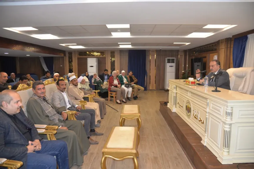 محافظ أسيوط يعقد اجتماعًا موسعًا مع الجمعيات الأهلية ويطلق مبادرة ”كوب لبن