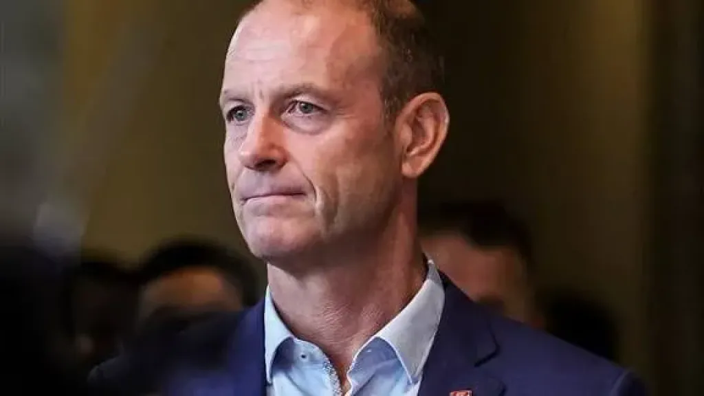 توروب يراجع خطة مباراة سيراميكا مع لاعبي الأهلي