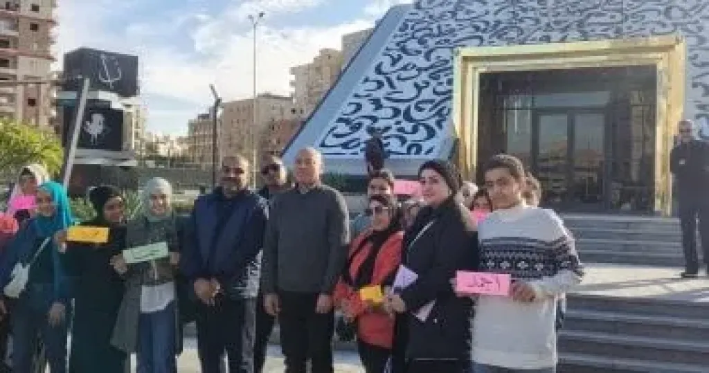 محافظ القاهرة يشارك أطفال المناطق المطورة أنشطتهم بمكتبة «اقرأ نون السحار»