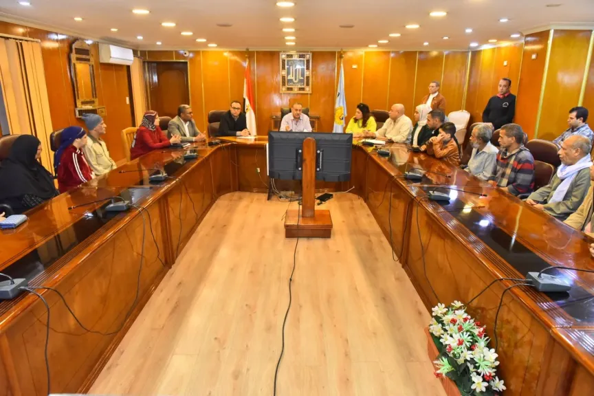 محافظ أسيوط يلتقي أهالي منطقة غرب البلد ويقدم حزمة دعم شامل