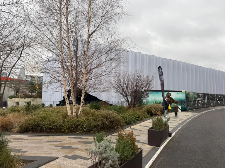 الأمين العام للآثار يتفقد استعدادات معرض «رمسيس وذهب الفراعنة» قبل افتتاحه بلندن