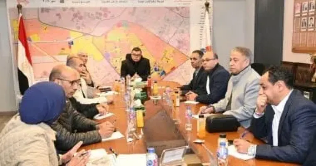 وزير الإسكان يعقد اجتماعا بمقر جهاز مدينة الشيخ زايد لاستعراض خُطط التطوير