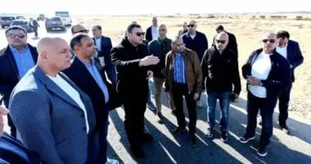 وزير الإسكان يختتم جولته اليوم بتفقد مشروع طريق محور سفنكس