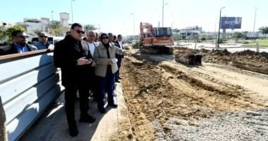 وزير الإسكان يتفقد تطوير الطرق والمحاور بالشيخ زايد