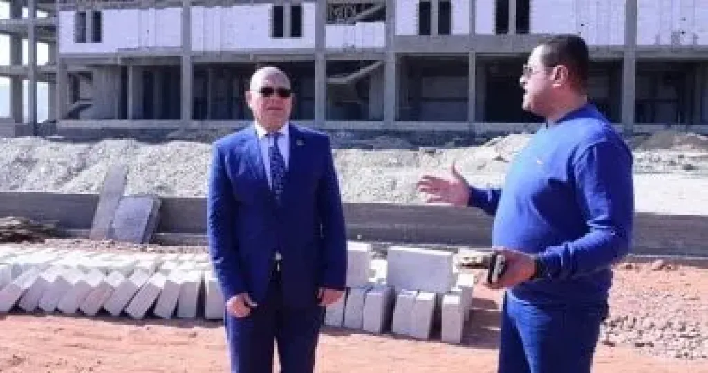 رئيس جامعة سوهاج يتابع العمل بالصالة المغطاة الدولية و4 ملاعب مُهداه من وزارة الشباب