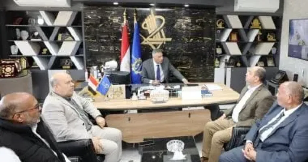 محافظ أسوان يبحث توصيل الخدمات والمرافق لـ40 مصنعا