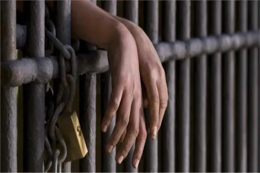 السجن 6 أشهر وغرامة 100 ألف جنيه لمنتحل صفة موظف بنك والنصب على فتاة بقنا